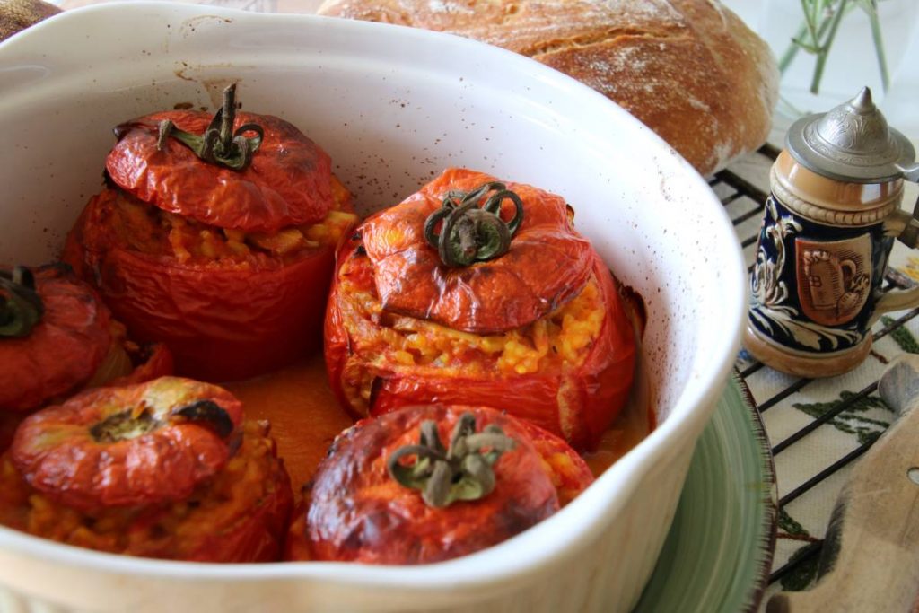 Punjeni paradajz sa lisičarkama i pirinčem