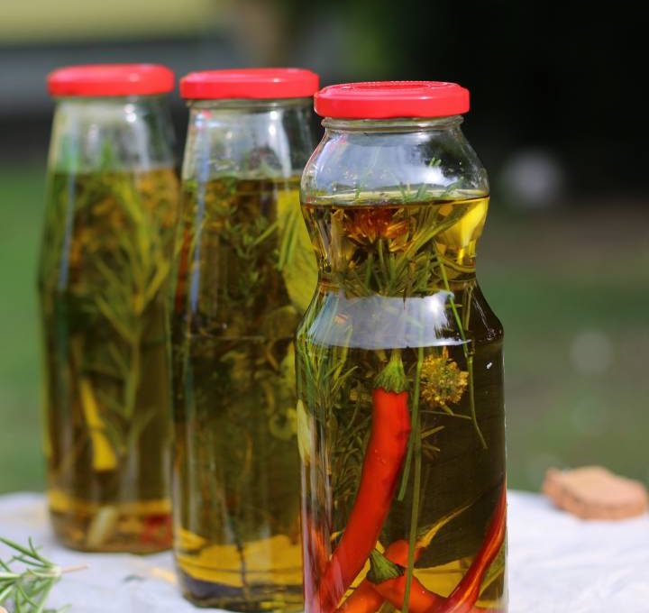 Aromatizovano ulje sa začinskim biljkama – DIY aromatizovano ulje